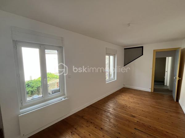 Cette maison de ville, entièrement rénovée, se distingue par le soin apporté à chaque détail.

Nichée dans un secteur très recherché de Tours, cette maison de ville de 74 m² a été entièrement rénovée avec soin, jusque dans les moindres détails. Ici, pas de travaux à prévoir, pas de mauvaise surprise : juste un intérieur prêt à vivre, pensé pour le confort de ses futurs propriétaires.

Dès qu'on pousse la porte, l'ambiance est chaleureuse. On sent que chaque choix a été réfléchi. Et pour les habitants du centre-ville, un détail fera vite la différence : la maison offre deux accès indépendants, dont l'un avec un sas pratique pour ranger les vélos à l'abri — fini le casse-tête du vélo qui traîne dans l'entrée.

Le rez-de-chaussée s'ouvre sur une pièce de vie lumineuse et conviviale, le genre d'endroit où l'on a envie de s'attarder. Juste à côté, une cuisine neuve signée cuisiniste, entièrement équipée, aussi belle que fonctionnelle.

En montant à l'étage, on découvre l'espace nuit : une première chambre avec un dressing intégré, une seconde qui se prête aussi bien au sommeil qu'au télétravail, et une salle d'eau moderne avec WC.

Et puis il y a ce petit détail qui change tout : sous le salon, une cave est visible à travers une vitre intégrée au sol. Un clin d'œil au passé de la maison, qui lui donne un vrai supplément d'âme.

Côté praticité, rien n'a été laissé au hasard : DPE C, chauffage électrique neuf avec thermostats réglables pièce par pièce, ballon d'eau chaude neuf. Un point à avoir en tête : la maison ne dispose pas d'extérieur privatif, ce qui en fait un bien pensé pour un mode de vie citadin, sans les contraintes d'entretien d'un jardin.

Le logement est libre de toute occupation, prêt à accueillir ses nouveaux habitants dès que vous le souhaitez. Et si vous cherchez une place pour votre voiture, une place de parking en sous-sol est disponible en supplément — un vrai luxe dans ce quartier.

Taxe foncière : environ 885 €.

Que ce soit pour un premier achat, un pied-à-terre confortable ou une résidence principale à taille humaine, cette maison a tout pour devenir un vrai coup de cœur, au cœur de Tours.