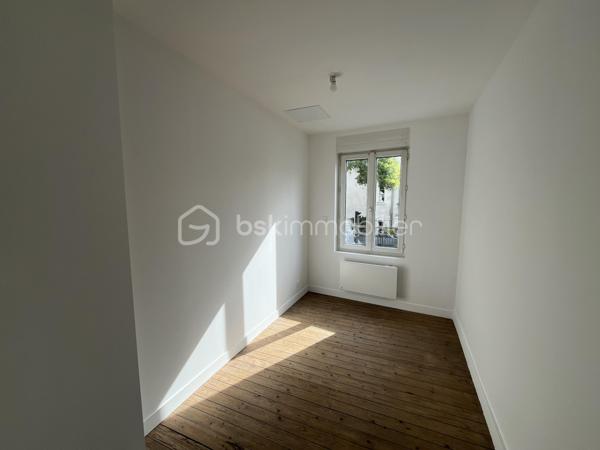 Cette maison de ville, entièrement rénovée, se distingue par le soin apporté à chaque détail.

Nichée dans un secteur très recherché de Tours, cette maison de ville de 74 m² a été entièrement rénovée avec soin, jusque dans les moindres détails. Ici, pas de travaux à prévoir, pas de mauvaise surprise : juste un intérieur prêt à vivre, pensé pour le confort de ses futurs propriétaires.

Dès qu'on pousse la porte, l'ambiance est chaleureuse. On sent que chaque choix a été réfléchi. Et pour les habitants du centre-ville, un détail fera vite la différence : la maison offre deux accès indépendants, dont l'un avec un sas pratique pour ranger les vélos à l'abri — fini le casse-tête du vélo qui traîne dans l'entrée.

Le rez-de-chaussée s'ouvre sur une pièce de vie lumineuse et conviviale, le genre d'endroit où l'on a envie de s'attarder. Juste à côté, une cuisine neuve signée cuisiniste, entièrement équipée, aussi belle que fonctionnelle.

En montant à l'étage, on découvre l'espace nuit : une première chambre avec un dressing intégré, une seconde qui se prête aussi bien au sommeil qu'au télétravail, et une salle d'eau moderne avec WC.

Et puis il y a ce petit détail qui change tout : sous le salon, une cave est visible à travers une vitre intégrée au sol. Un clin d'œil au passé de la maison, qui lui donne un vrai supplément d'âme.

Côté praticité, rien n'a été laissé au hasard : DPE C, chauffage électrique neuf avec thermostats réglables pièce par pièce, ballon d'eau chaude neuf. Un point à avoir en tête : la maison ne dispose pas d'extérieur privatif, ce qui en fait un bien pensé pour un mode de vie citadin, sans les contraintes d'entretien d'un jardin.

Le logement est libre de toute occupation, prêt à accueillir ses nouveaux habitants dès que vous le souhaitez. Et si vous cherchez une place pour votre voiture, une place de parking en sous-sol est disponible en supplément — un vrai luxe dans ce quartier.

Taxe foncière : environ 885 €.

Que ce soit pour un premier achat, un pied-à-terre confortable ou une résidence principale à taille humaine, cette maison a tout pour devenir un vrai coup de cœur, au cœur de Tours.