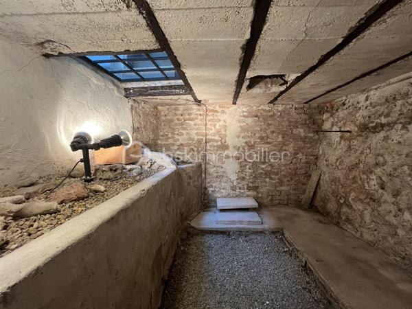 Cette maison de ville, entièrement rénovée, se distingue par le soin apporté à chaque détail.

Nichée dans un secteur très recherché de Tours, cette maison de ville de 74 m² a été entièrement rénovée avec soin, jusque dans les moindres détails. Ici, pas de travaux à prévoir, pas de mauvaise surprise : juste un intérieur prêt à vivre, pensé pour le confort de ses futurs propriétaires.

Dès qu'on pousse la porte, l'ambiance est chaleureuse. On sent que chaque choix a été réfléchi. Et pour les habitants du centre-ville, un détail fera vite la différence : la maison offre deux accès indépendants, dont l'un avec un sas pratique pour ranger les vélos à l'abri — fini le casse-tête du vélo qui traîne dans l'entrée.

Le rez-de-chaussée s'ouvre sur une pièce de vie lumineuse et conviviale, le genre d'endroit où l'on a envie de s'attarder. Juste à côté, une cuisine neuve signée cuisiniste, entièrement équipée, aussi belle que fonctionnelle.

En montant à l'étage, on découvre l'espace nuit : une première chambre avec un dressing intégré, une seconde qui se prête aussi bien au sommeil qu'au télétravail, et une salle d'eau moderne avec WC.

Et puis il y a ce petit détail qui change tout : sous le salon, une cave est visible à travers une vitre intégrée au sol. Un clin d'œil au passé de la maison, qui lui donne un vrai supplément d'âme.

Côté praticité, rien n'a été laissé au hasard : DPE C, chauffage électrique neuf avec thermostats réglables pièce par pièce, ballon d'eau chaude neuf. Un point à avoir en tête : la maison ne dispose pas d'extérieur privatif, ce qui en fait un bien pensé pour un mode de vie citadin, sans les contraintes d'entretien d'un jardin.

Le logement est libre de toute occupation, prêt à accueillir ses nouveaux habitants dès que vous le souhaitez. Et si vous cherchez une place pour votre voiture, une place de parking en sous-sol est disponible en supplément — un vrai luxe dans ce quartier.

Taxe foncière : environ 885 €.

Que ce soit pour un premier achat, un pied-à-terre confortable ou une résidence principale à taille humaine, cette maison a tout pour devenir un vrai coup de cœur, au cœur de Tours.