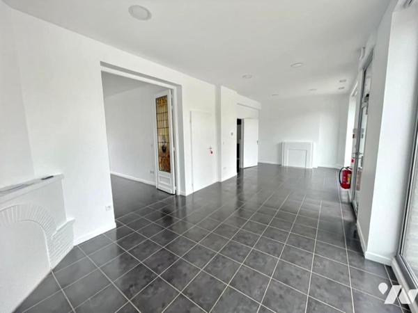 SECLIN CENTRE-VILLE – Local commercial 77 m² avec cave de 28 m² + option parking privé 