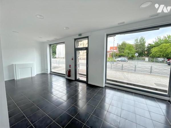 SECLIN CENTRE-VILLE – Local commercial 77 m² avec cave de 28 m² + option parking privé 