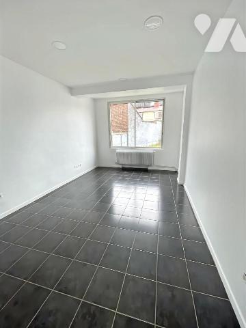 SECLIN CENTRE-VILLE – Local commercial 77 m² avec cave de 28 m² + option parking privé 