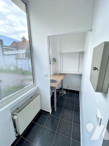 SECLIN CENTRE-VILLE – Local commercial 77 m² avec cave de 28 m² + option parking privé 