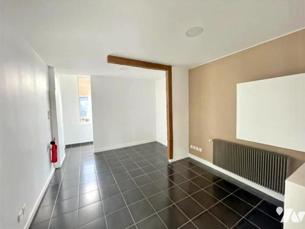 SECLIN CENTRE-VILLE – Local commercial 77 m² avec cave de 28 m² + option parking privé 
