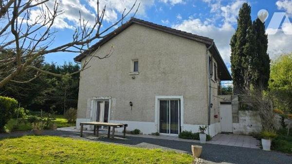 EXCLUSIVITE LMBS BRIOUX. Quartier calme proche centre. Grand pavillon familial de 196m² offrant...