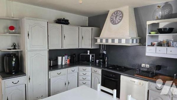 EXCLUSIVITE LMBS BRIOUX. Quartier calme proche centre. Grand pavillon familial de 196m² offrant...