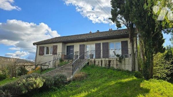 EXCLUSIVITE LMBS BRIOUX. Quartier calme proche centre. Grand pavillon familial de 196m² offrant...