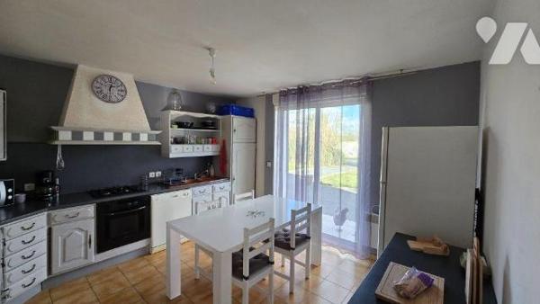 EXCLUSIVITE LMBS BRIOUX. Quartier calme proche centre. Grand pavillon familial de 196m² offrant...