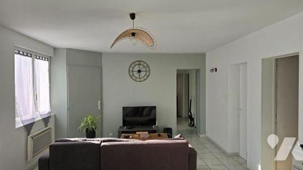 EXCLUSIVITE LMBS BRIOUX. Quartier calme proche centre. Grand pavillon familial de 196m² offrant...
