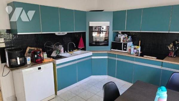 EXCLUSIVITE LMBS BRIOUX. Quartier calme proche centre. Grand pavillon familial de 196m² offrant...