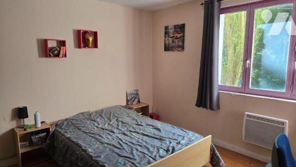 EXCLUSIVITE LMBS BRIOUX. Quartier calme proche centre. Grand pavillon familial de 196m² offrant...