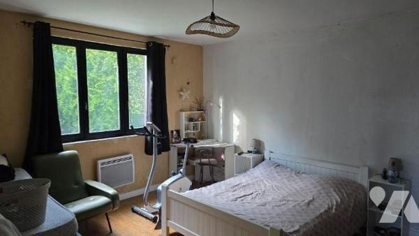 EXCLUSIVITE LMBS BRIOUX. Quartier calme proche centre. Grand pavillon familial de 196m² offrant...