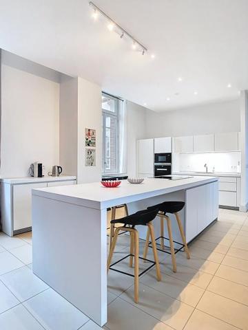 T6- MEUBLE – 180M2 – GARAGES – 69005 LYON