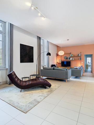 T6- MEUBLE – 180M2 – GARAGES – 69005 LYON