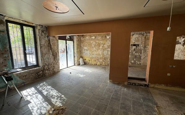 Immeuble à vendre    6 pièces •  Nîmes