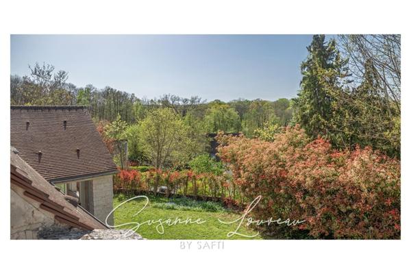 Une maison entourée de verdure, à vous d’en écrire la suite