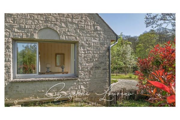 Une maison entourée de verdure, à vous d’en écrire la suite