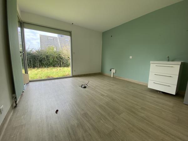 LOCAL PROFESSIONEL avec stationnements et jardin