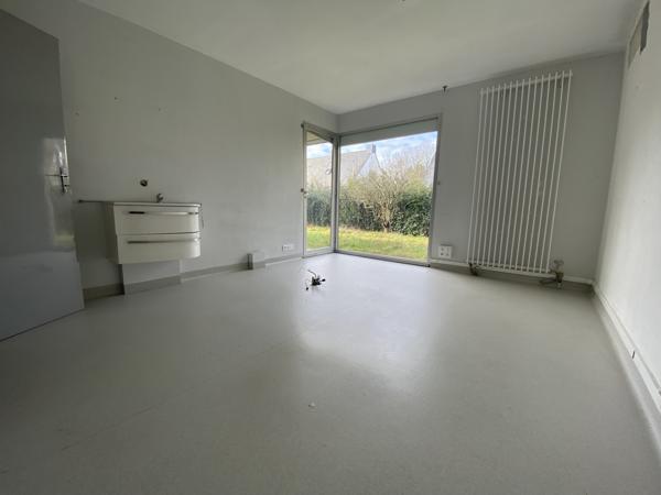 LOCAL PROFESSIONEL avec stationnements et jardin