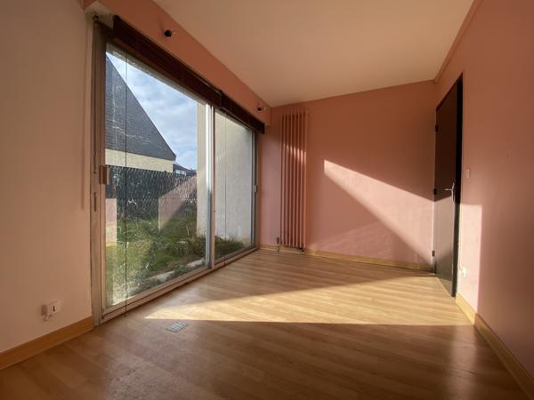 LOCAL PROFESSIONEL avec stationnements et jardin