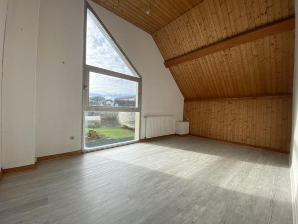 LOCAL PROFESSIONEL avec stationnements et jardin