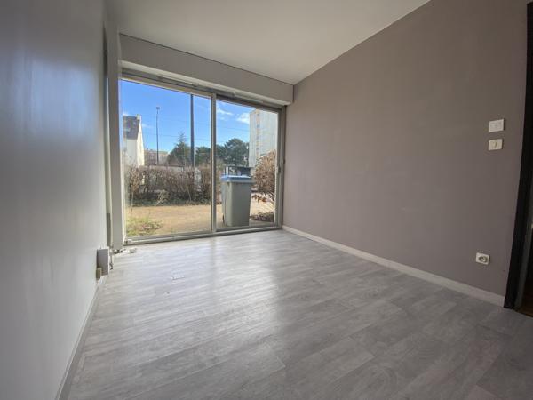 LOCAL PROFESSIONEL avec stationnements et jardin