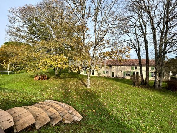 En exclusivité, secteur frontenay rohan rohan, longère en pierre de 300 m² environ sur un terrain de 5000 m² avec piscine