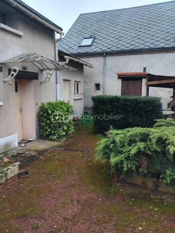 Amoureux de l'ancien cette maison des année 1930 est faites pour vous!
Poutres apparentes,cheminée, véritable cave, jardin intime. Elle offre un cachet authentique et un potentiel exceptionnel. Entièrement à rénovée et à repenser selon vos goûts. Cette maison offre une opportunité rare, alliant l'ancien au contemporain.