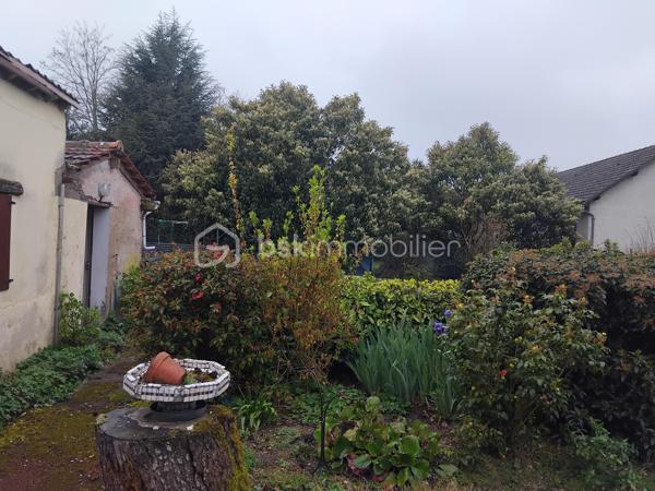 Amoureux de l'ancien cette maison des année 1930 est faites pour vous!
Poutres apparentes,cheminée, véritable cave, jardin intime. Elle offre un cachet authentique et un potentiel exceptionnel. Entièrement à rénovée et à repenser selon vos goûts. Cette maison offre une opportunité rare, alliant l'ancien au contemporain.