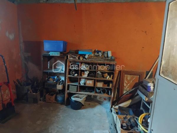 Amoureux de l'ancien cette maison des année 1930 est faites pour vous!
Poutres apparentes,cheminée, véritable cave, jardin intime. Elle offre un cachet authentique et un potentiel exceptionnel. Entièrement à rénovée et à repenser selon vos goûts. Cette maison offre une opportunité rare, alliant l'ancien au contemporain.