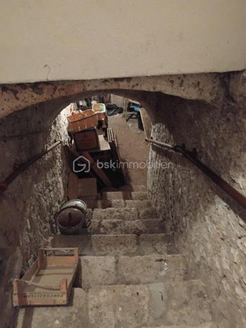 Amoureux de l'ancien cette maison des année 1930 est faites pour vous!
Poutres apparentes,cheminée, véritable cave, jardin intime. Elle offre un cachet authentique et un potentiel exceptionnel. Entièrement à rénovée et à repenser selon vos goûts. Cette maison offre une opportunité rare, alliant l'ancien au contemporain.
