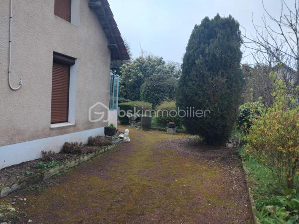 Amoureux de l'ancien cette maison des année 1930 est faites pour vous!
Poutres apparentes,cheminée, véritable cave, jardin intime. Elle offre un cachet authentique et un potentiel exceptionnel. Entièrement à rénovée et à repenser selon vos goûts. Cette maison offre une opportunité rare, alliant l'ancien au contemporain.