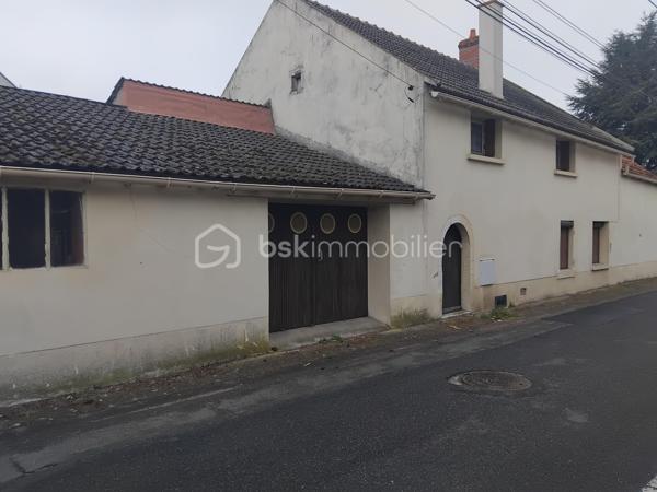 Amoureux de l'ancien cette maison des année 1930 est faites pour vous!
Poutres apparentes,cheminée, véritable cave, jardin intime. Elle offre un cachet authentique et un potentiel exceptionnel. Entièrement à rénovée et à repenser selon vos goûts. Cette maison offre une opportunité rare, alliant l'ancien au contemporain.