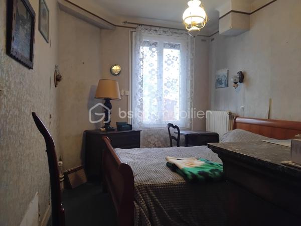 Amoureux de l'ancien cette maison des année 1930 est faites pour vous!
Poutres apparentes,cheminée, véritable cave, jardin intime. Elle offre un cachet authentique et un potentiel exceptionnel. Entièrement à rénovée et à repenser selon vos goûts. Cette maison offre une opportunité rare, alliant l'ancien au contemporain.