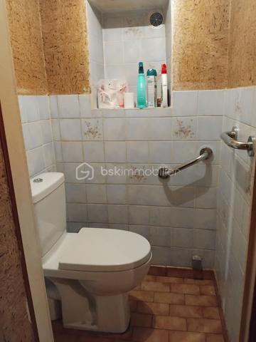 Amoureux de l'ancien cette maison des année 1930 est faites pour vous!
Poutres apparentes,cheminée, véritable cave, jardin intime. Elle offre un cachet authentique et un potentiel exceptionnel. Entièrement à rénovée et à repenser selon vos goûts. Cette maison offre une opportunité rare, alliant l'ancien au contemporain.