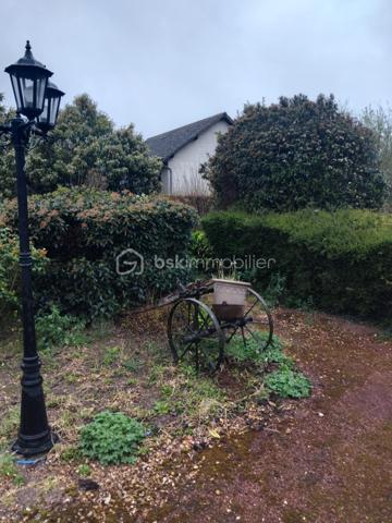 Amoureux de l'ancien cette maison des année 1930 est faites pour vous!
Poutres apparentes,cheminée, véritable cave, jardin intime. Elle offre un cachet authentique et un potentiel exceptionnel. Entièrement à rénovée et à repenser selon vos goûts. Cette maison offre une opportunité rare, alliant l'ancien au contemporain.