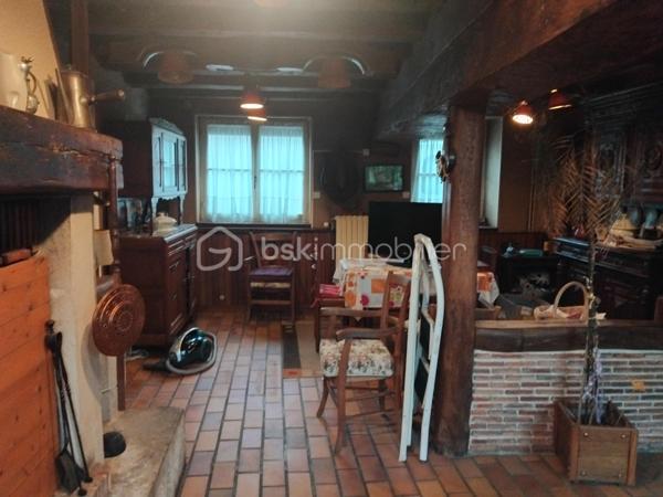 Amoureux de l'ancien cette maison des année 1930 est faites pour vous!
Poutres apparentes,cheminée, véritable cave, jardin intime. Elle offre un cachet authentique et un potentiel exceptionnel. Entièrement à rénovée et à repenser selon vos goûts. Cette maison offre une opportunité rare, alliant l'ancien au contemporain.