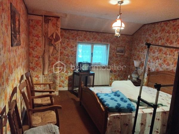 Amoureux de l'ancien cette maison des année 1930 est faites pour vous!
Poutres apparentes,cheminée, véritable cave, jardin intime. Elle offre un cachet authentique et un potentiel exceptionnel. Entièrement à rénovée et à repenser selon vos goûts. Cette maison offre une opportunité rare, alliant l'ancien au contemporain.