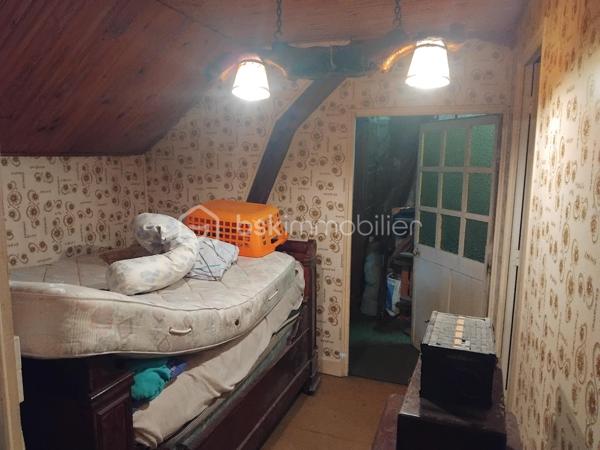 Amoureux de l'ancien cette maison des année 1930 est faites pour vous!
Poutres apparentes,cheminée, véritable cave, jardin intime. Elle offre un cachet authentique et un potentiel exceptionnel. Entièrement à rénovée et à repenser selon vos goûts. Cette maison offre une opportunité rare, alliant l'ancien au contemporain.