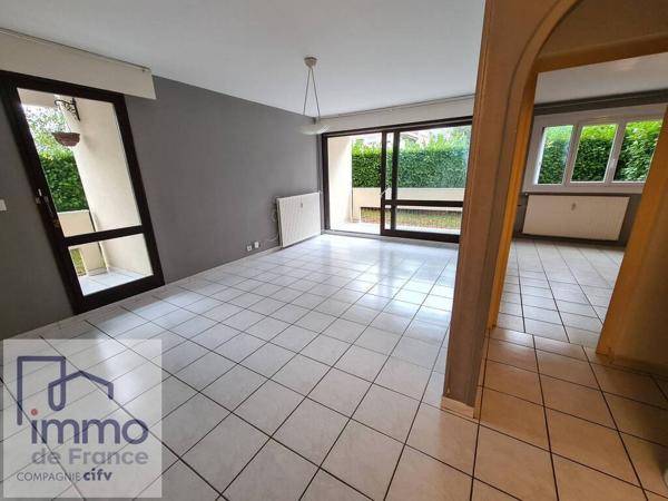 ECHIROLLES / 3 rue Guy MOQUET dans la belle résidence du Château à proximité de la Commanderie, T2 de 51,45m² situé en rez de jardin