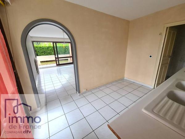 ECHIROLLES / 3 rue Guy MOQUET dans la belle résidence du Château à proximité de la Commanderie, T2 de 51,45m² situé en rez de jardin