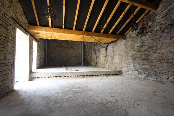 Dpt Côte d'Or (21), à vendre GISSEY SUR OUCHE Grange P3 + local soit 138 m²