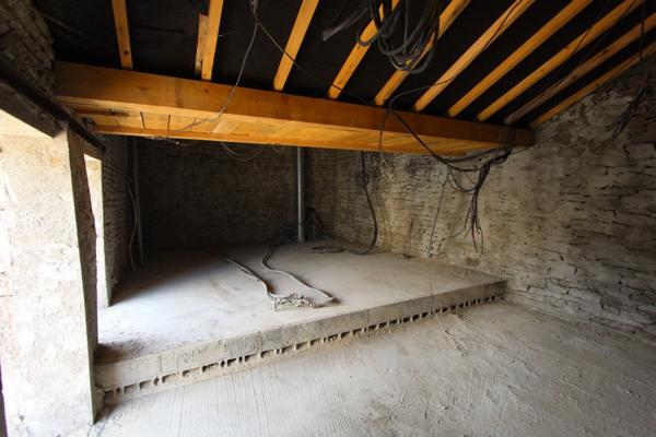 Dpt Côte d'Or (21), à vendre GISSEY SUR OUCHE Grange P3 + local soit 138 m²