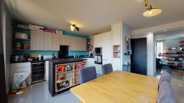 Location                                                      Appartement
                        
                     3 pièces                      65 m2                     à Vitry-sur-Seine