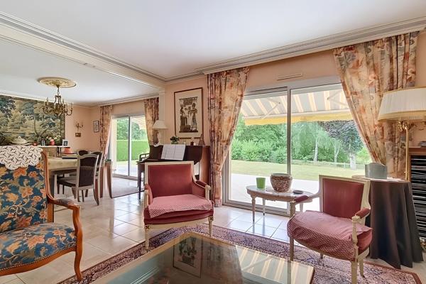 Maison
         9 pièces
        - 234 m² 748 800 € *