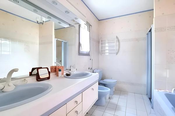 Maison
         9 pièces
        - 234 m² 748 800 € *
