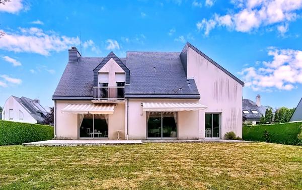 Maison
         9 pièces
        - 234 m² 748 800 € *