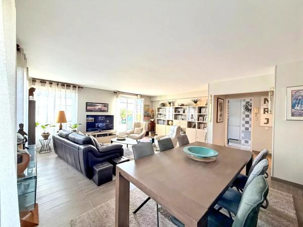 Vente                                                      Appartement
                        
                     5 pièces                      113 m2                     à Serris