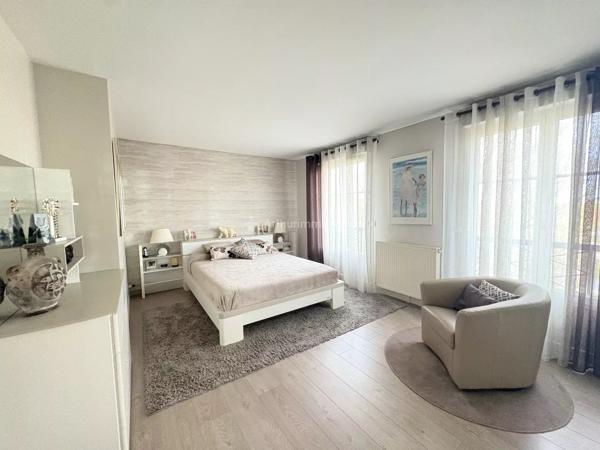 Vente                                                      Appartement
                        
                     5 pièces                      113 m2                     à Serris