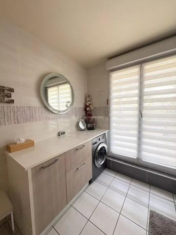 Vente                                                      Appartement
                        
                     5 pièces                      113 m2                     à Serris